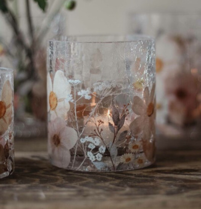 Bild av ljuslykta med blommönster och stämningsfullt ljus