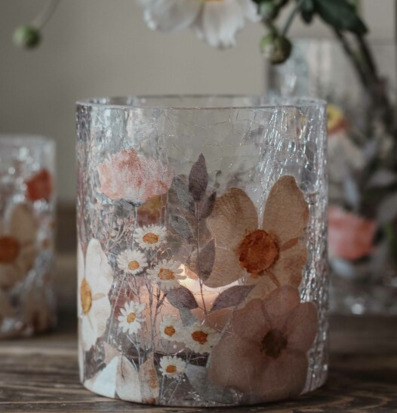 Bild av ljuslykta med blommönster och sprucken yta