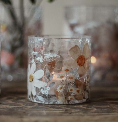 Bild av ljuslykta med blommotiv för stilfull inredning