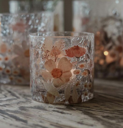 Bild av vacker ljuslykta med blomstermönster och värme