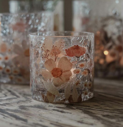 Bild av vacker ljuslykta med blomstermönster och värme