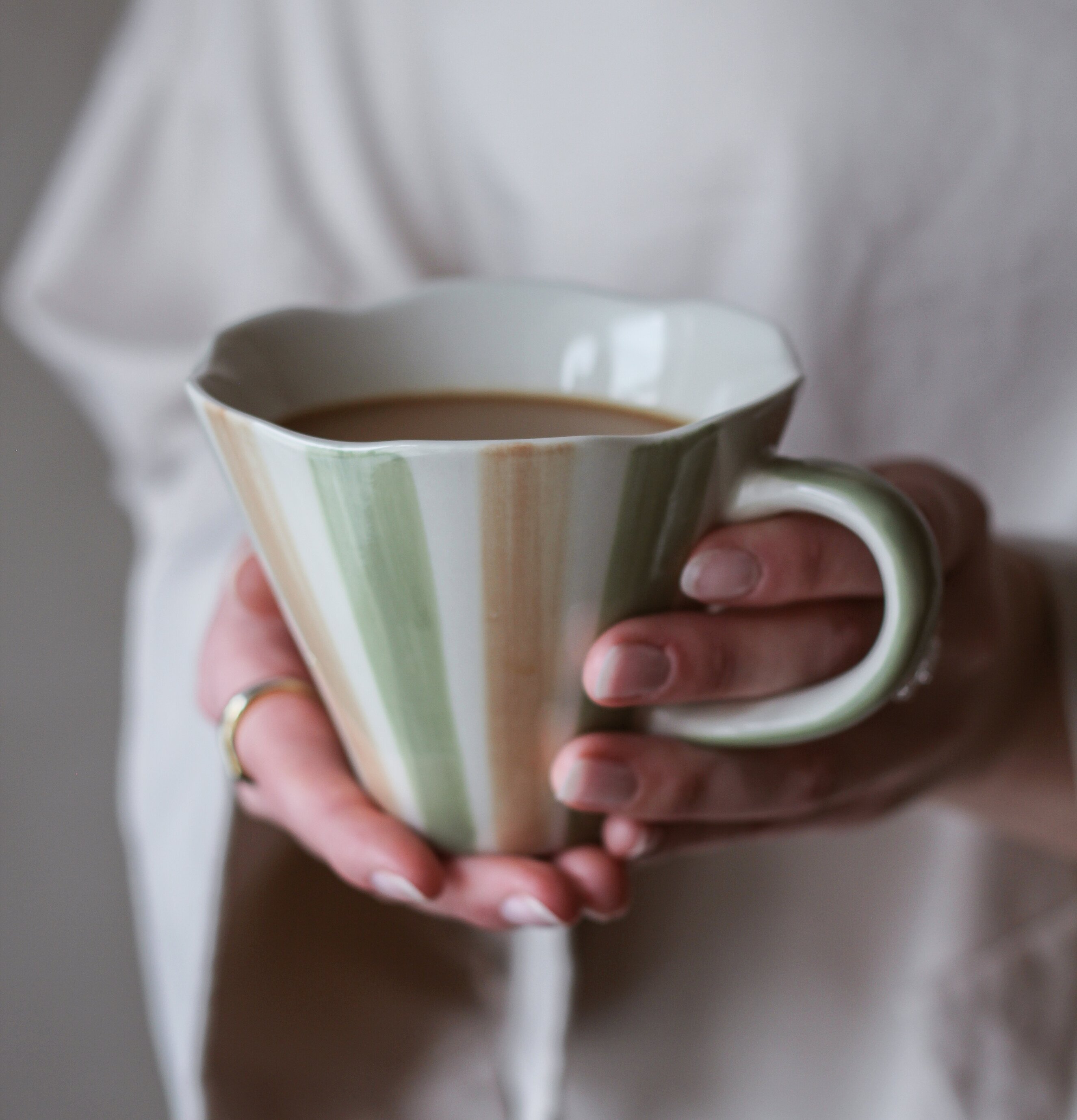 Bild av en mugg i harmoniska färger och stilren design