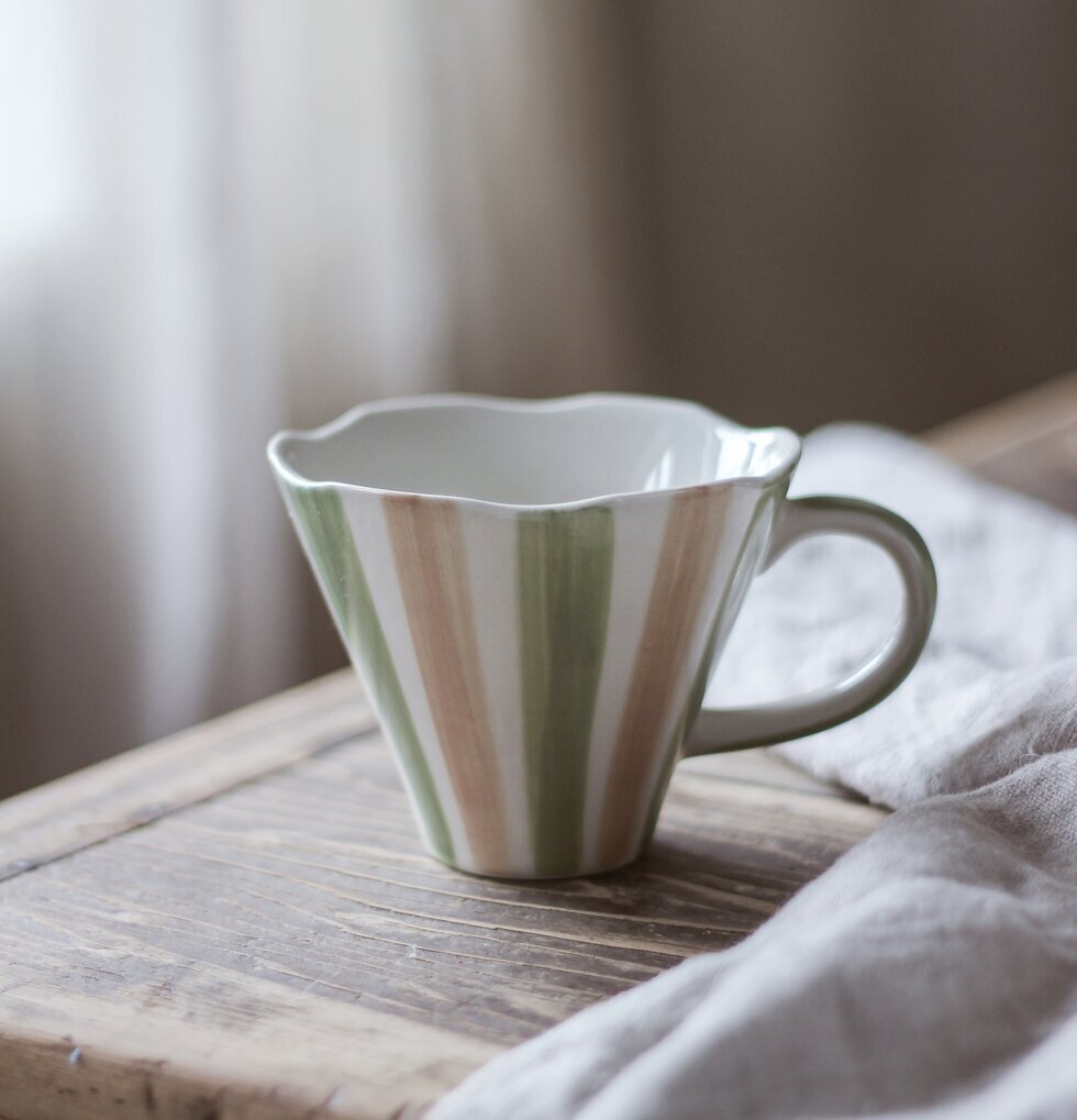 Mugg Stripes Green Taupe Majas Cottage Muggar/koppar i porslin, keramik, papper eller biologiskt material organiskt ekologiskt