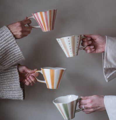 Bild av färgglada keramiska muggar med unika mönster