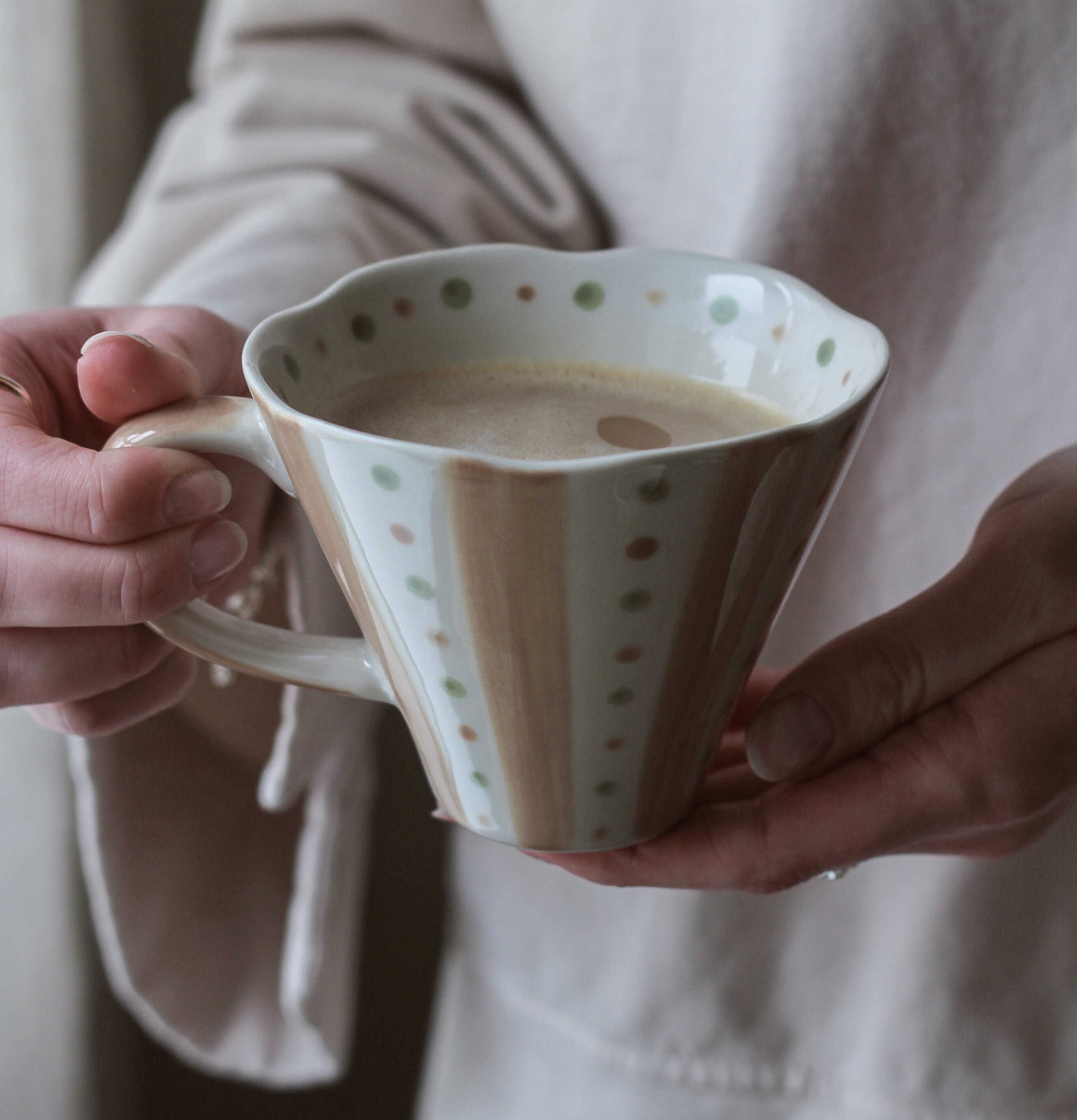Bild av keramisk mugg med jordnära färger och design