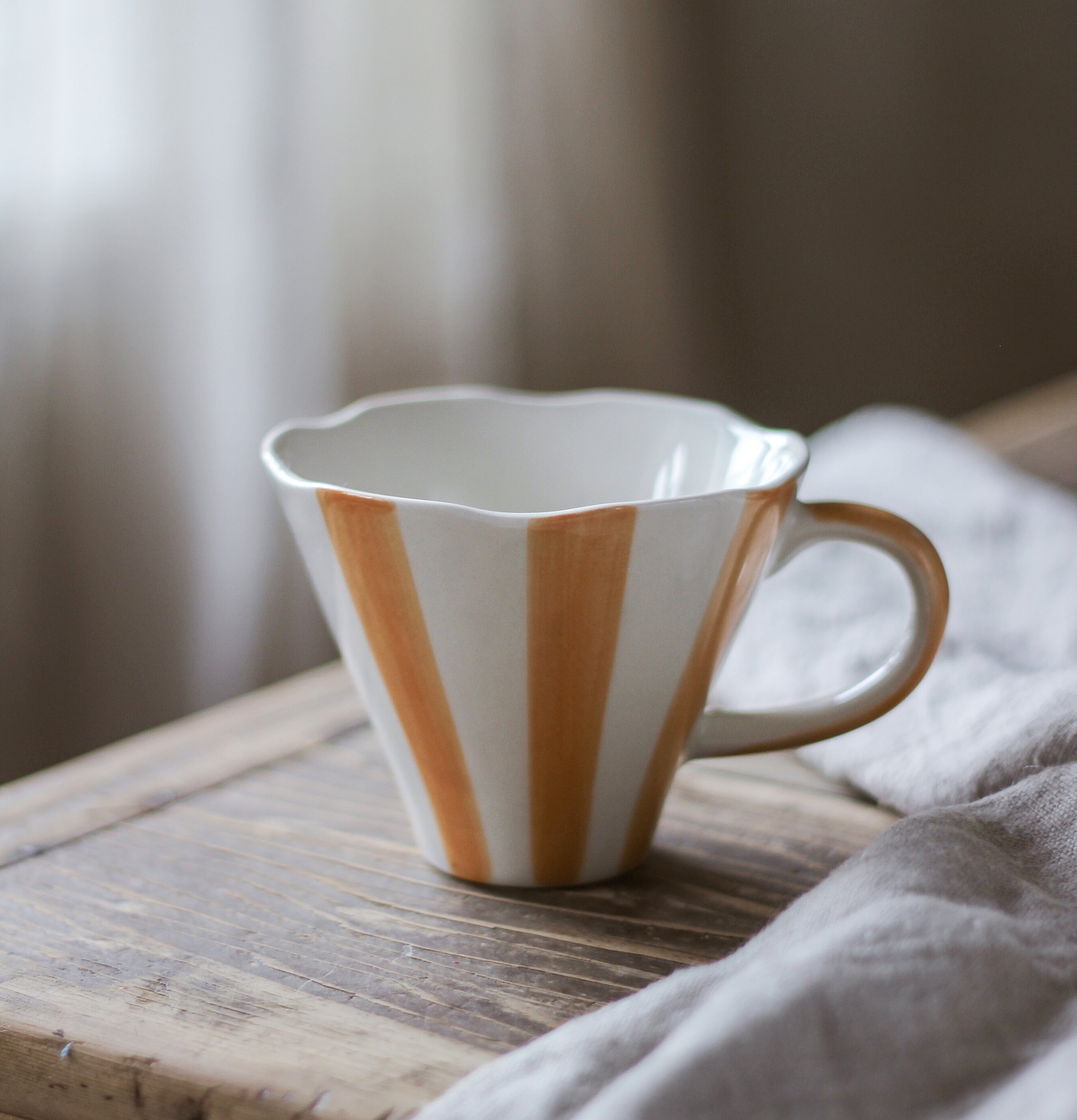 Mugg Stripes Ockra Majas Cottage Muggar/koppar i porslin, keramik, papper eller biologiskt material organiskt ekologiskt Termomuggar