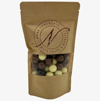 Bild av lyxiga chokladdragerade hasselnötter i påse