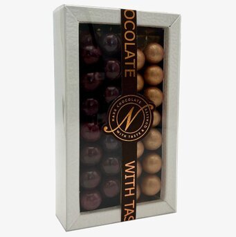 Bild av elegant förpackning med blåbärs- och kopparlakrits