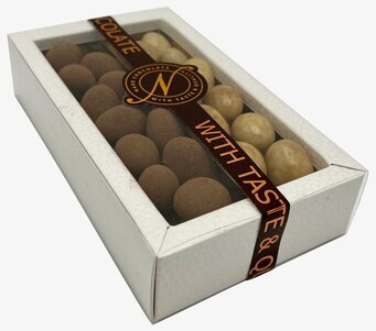 Bild av elegant förpackad chokladprodukt med mandlar