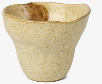 Bild av mugg med unik form och jordnära färgtoner