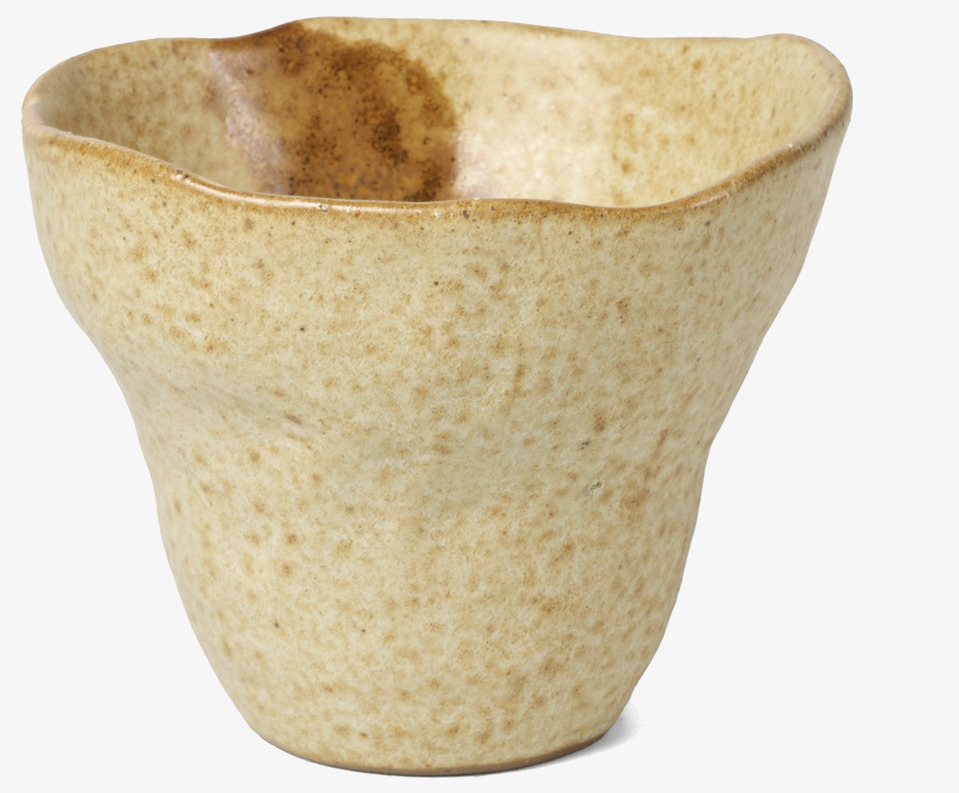 Bild av mugg med unik form och jordnära färgtoner