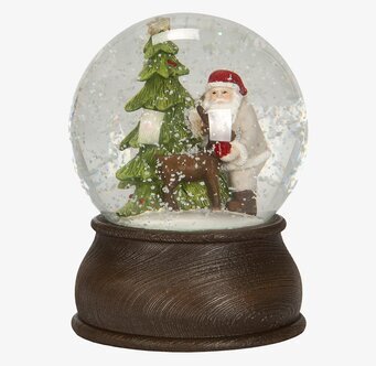 Bild av snöglob med tomte och rådjur i vinterlandskap