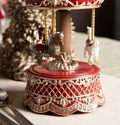 Bild av detaljerad speldosa i form av klassisk karusell