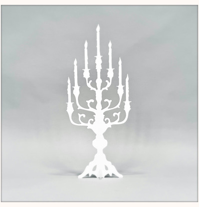 Bild av stilren vit kandelaber med skulptural design