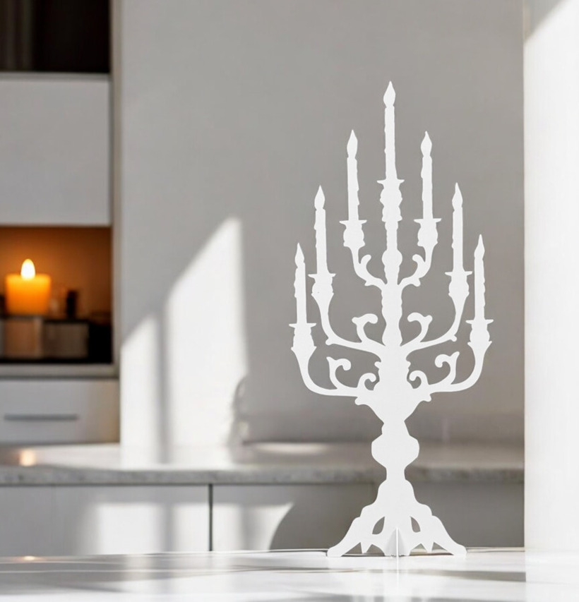 Bild av vit kandelaber i modern och elegant inredning