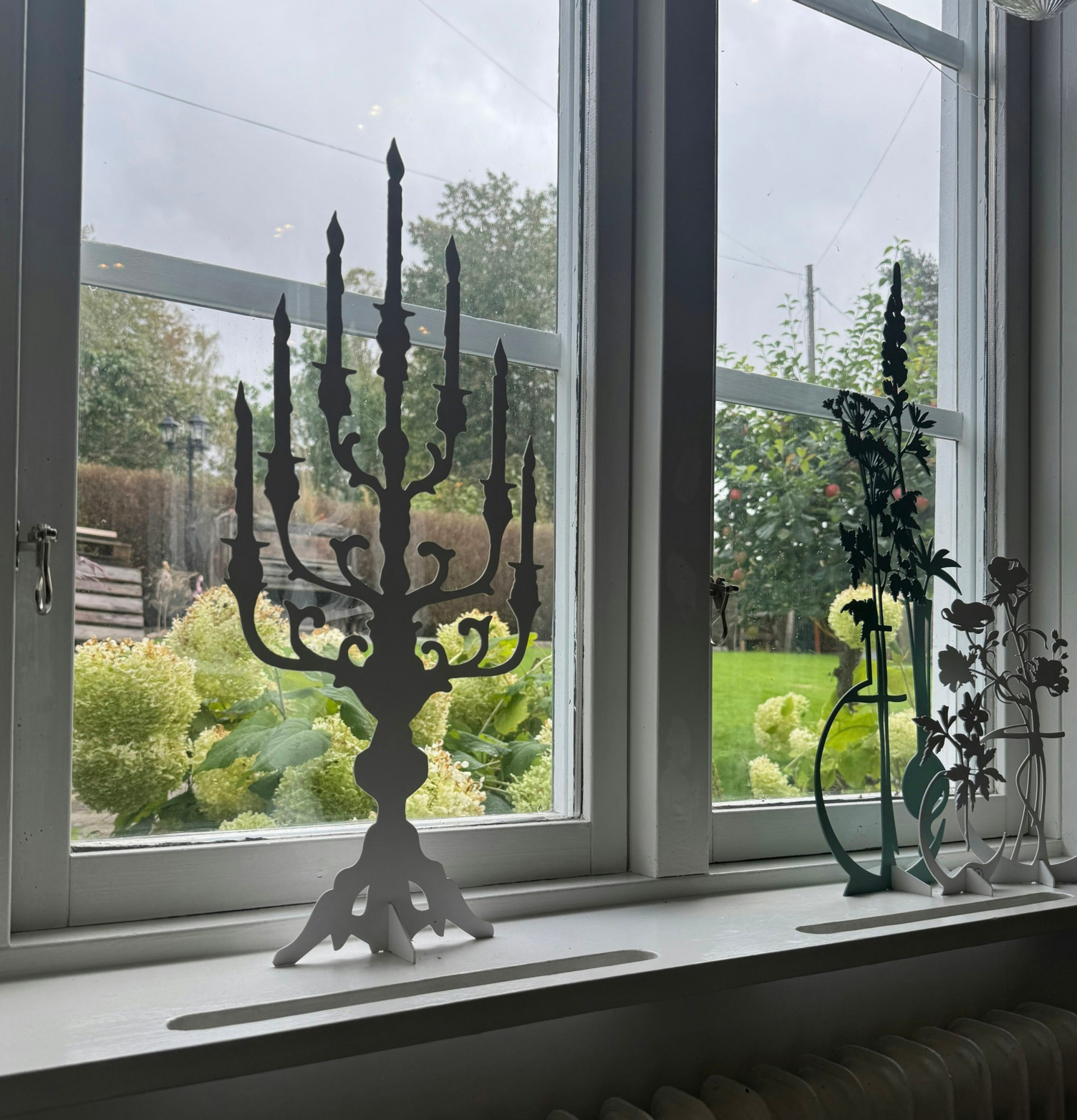 #ÄlskaPlåt Kandelaber Vit 55cm Svart Älskaplåt Övrig prydnad/dekoration för inredning innemiljö