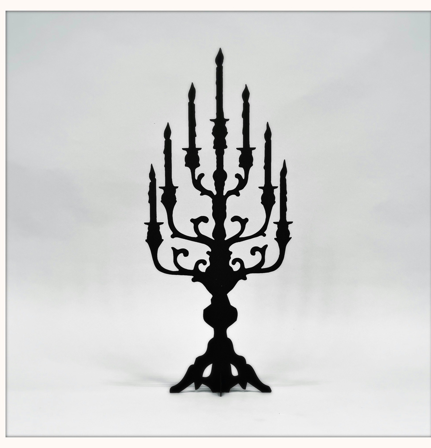 Foto av svart kandelaber med geometrisk design