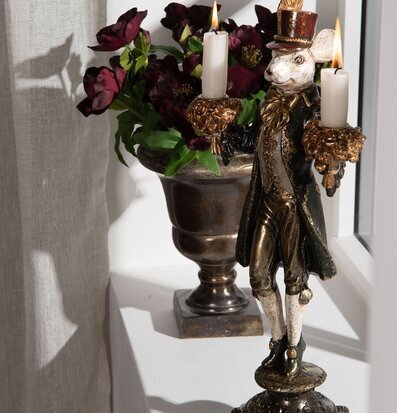 Bild av stilfull hörna med elegant ljusstake och blommor