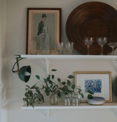 Bild av harmonisk inredning med klassiska och moderna inslag