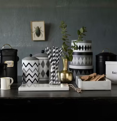 Fat Marmor Rekt. Grön från Strömshaga på ett mörkt träbord