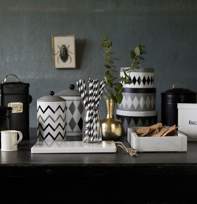 Fat Marmor Rekt. Grön från Strömshaga på ett mörkt träbord