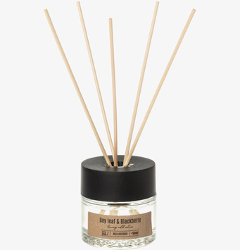 Bild av eleganta doftpinnar med lagerblad och björnbär