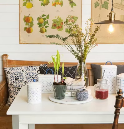 Fat Marmor Rund Vit från Strömshaga på ljust matbord