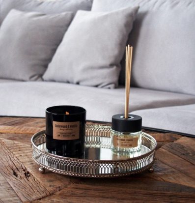 Bild av elegant heminredning med doftljus och soffa