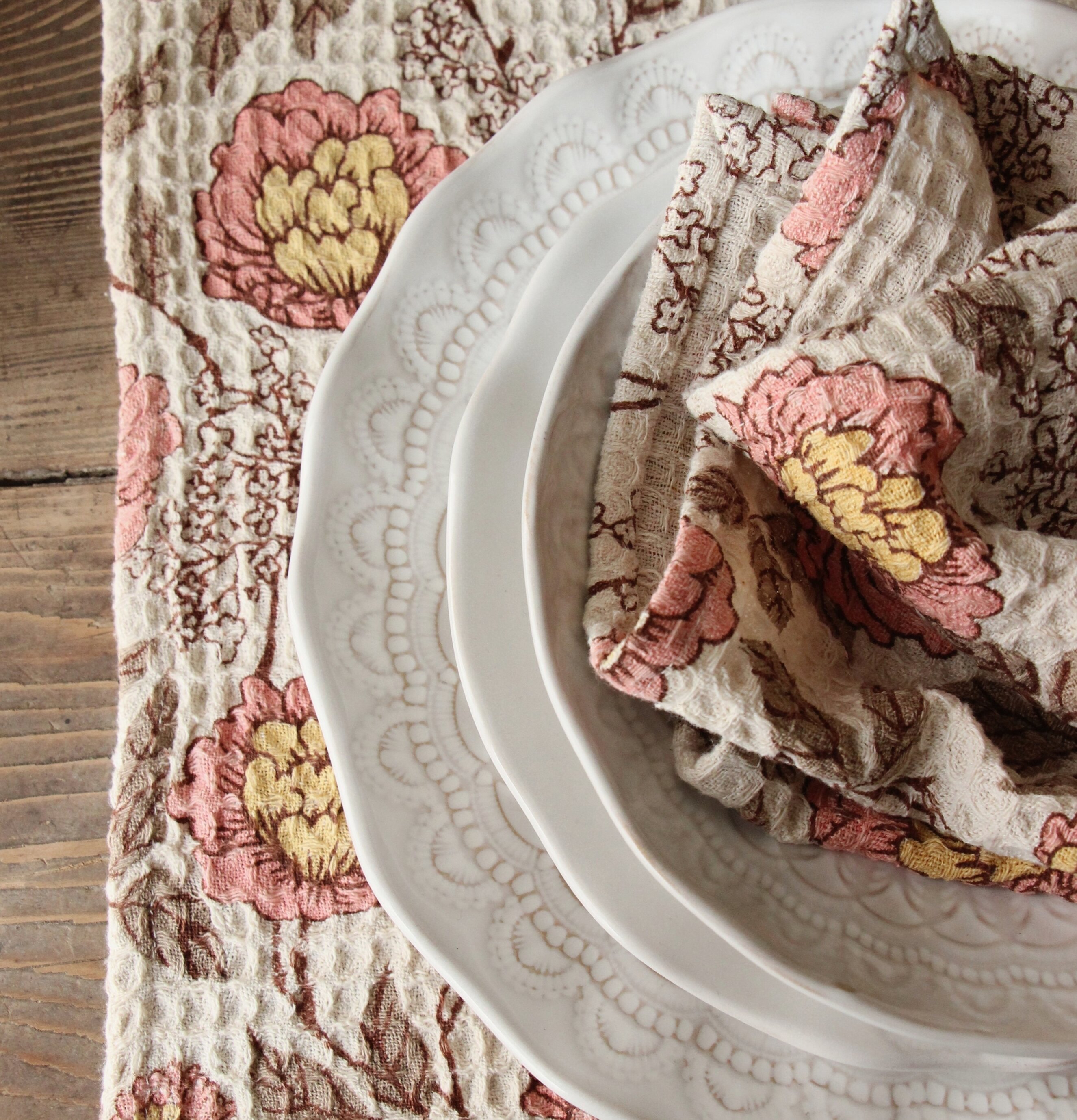 Bild av harmonisk dukning med blommiga servetter