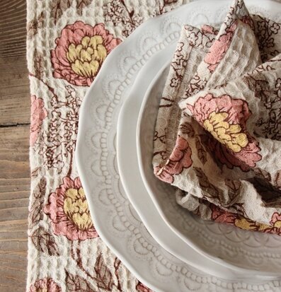 Bild av harmonisk dukning med blommiga servetter