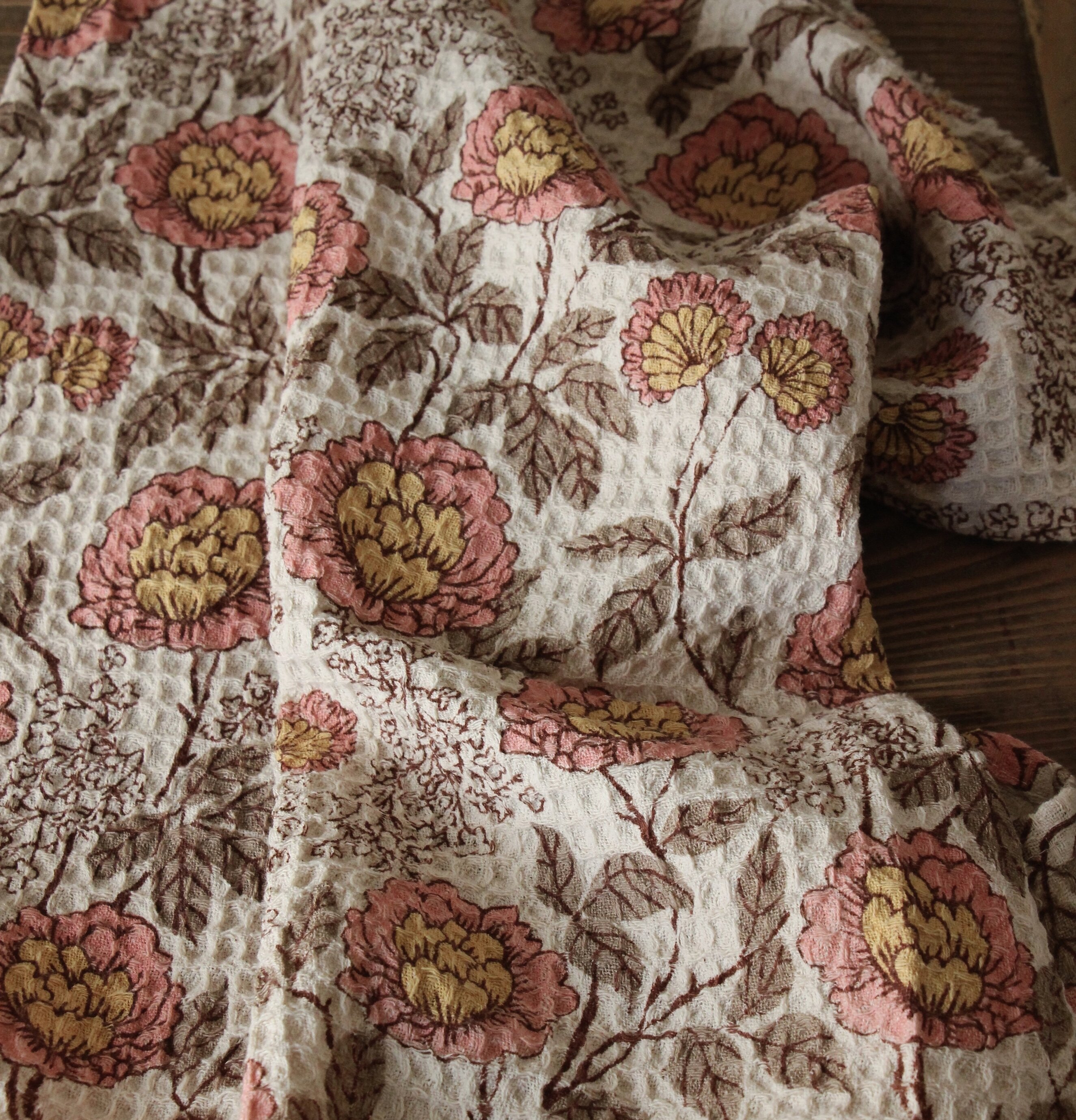 Bild av elegant löpare med blommönster och våfflad textur