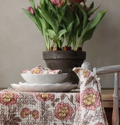 Foto av charmig dukning med blommönstrad servett