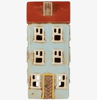 Bild av dekorativ ljuslykta i form av ett charmigt hus