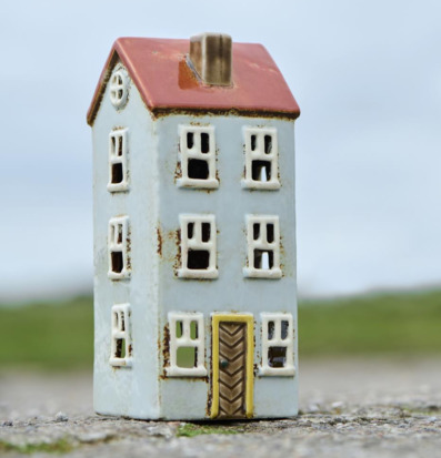 Bild av charmig ljuslykta med husdesign och antik känsla