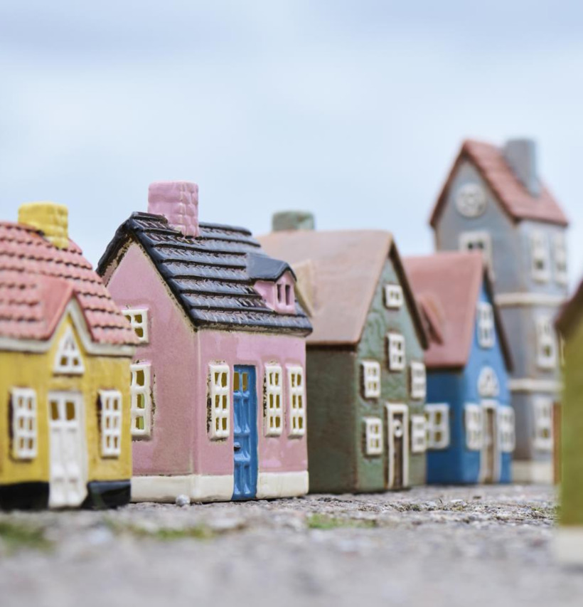 Bild av charmiga miniatyrhus i pastellfärger och keramik