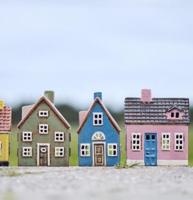 Bild av färgglada huslyktor för hemtrevlig inredning