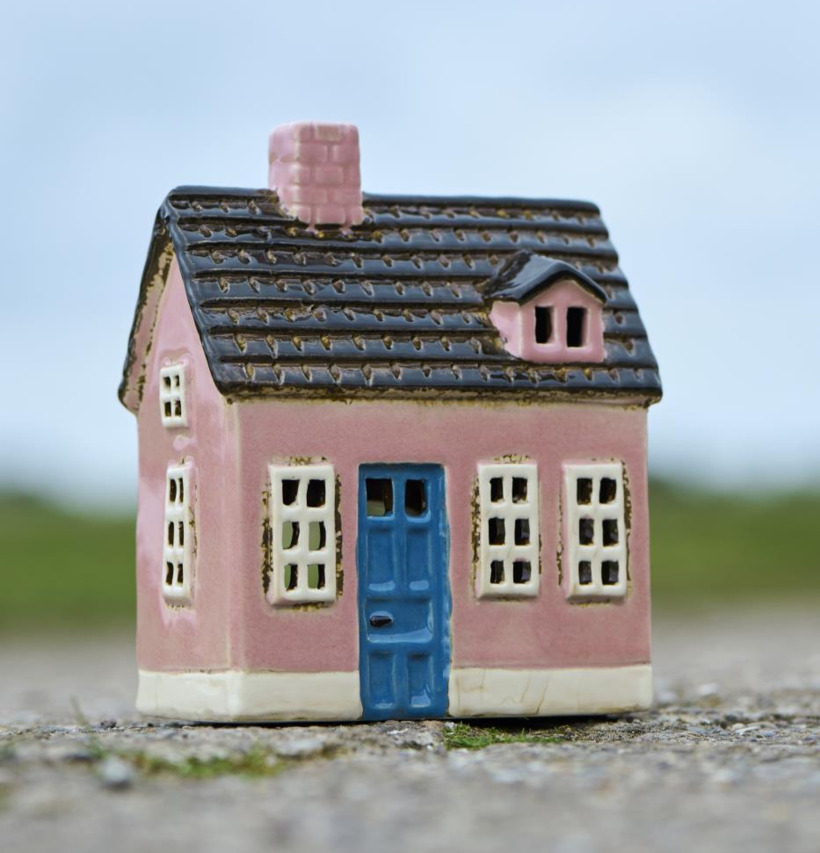 Bild av charmig ljuslykta i form av ett litet hus