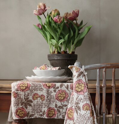 Bild av inbjudande inredning med harmonisk atmosfär