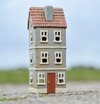 Bild av en detaljerad ljuslykta formad som ett hus