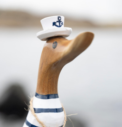 Bild av charmig träfigur med sjömansdräkt och hatt