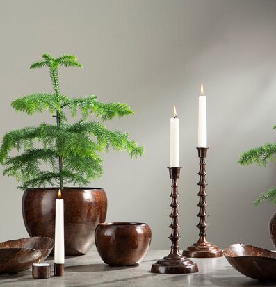 Bild av harmonisk bordsdekoration med ljushållare