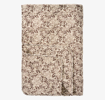 Bild av quiltad bomullspläd med lövmönster i bruna toner