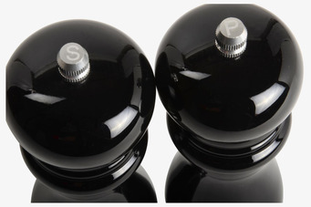 Bild av eleganta svarta salt- och pepparkvarnar