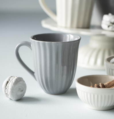 Bild av inbjudande scen med elegant mugg och detaljer