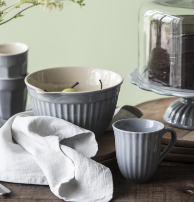 Bild av harmonisk inredning med gråa och naturliga toner