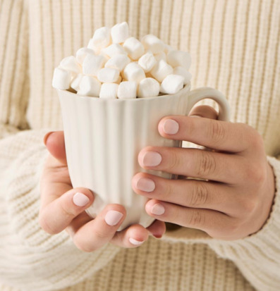 Bild av mugg med marshmallows och hemtrevlig atmosfär