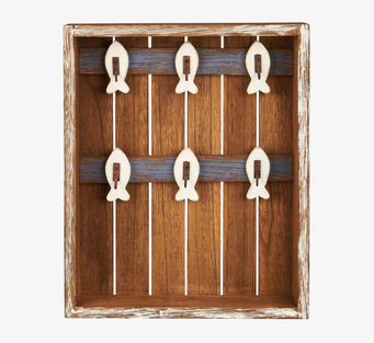 Foto av rustikt nyckelskåp med nautiskt tema och fiskkrokar