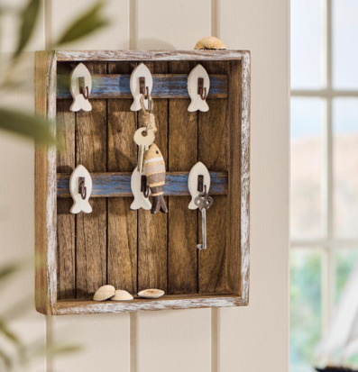 Bild av stilfullt nautiskt nyckelskåp i trä och blått