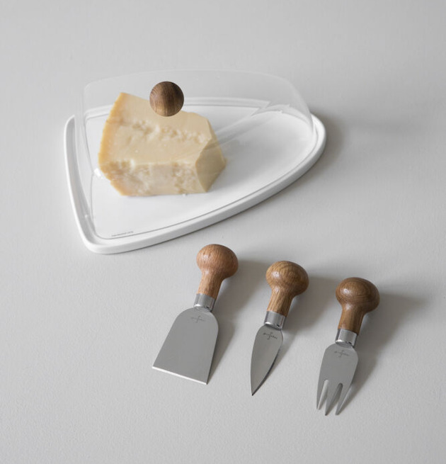 Bild av elegant ostkupa med träknopp och ostverktyg