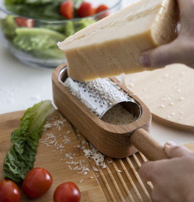 Foto av ett elegant rivjärn i en hemtrevlig köksmiljö